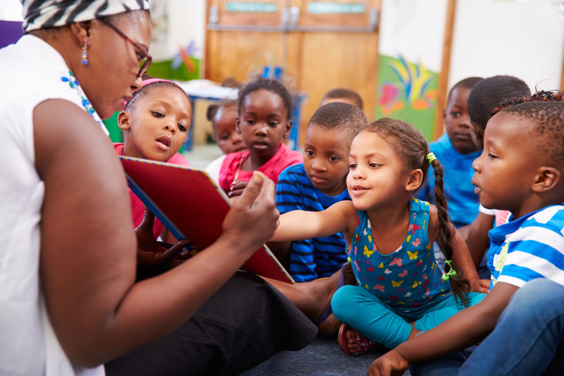 children reading with teacher